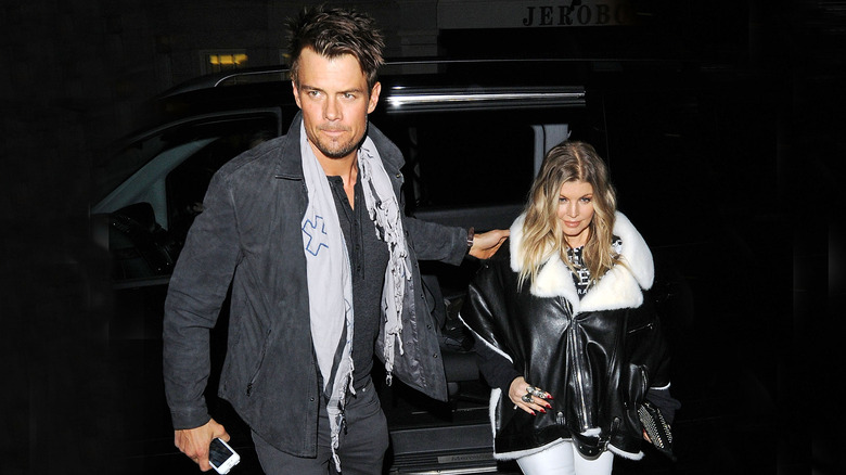 Fergie et Josh Duhamel marchant