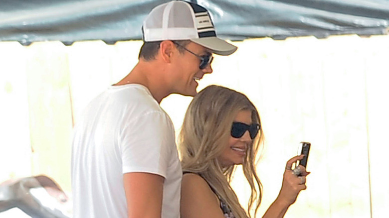 Fergie et Josh Duhamel vérifient leur téléphone