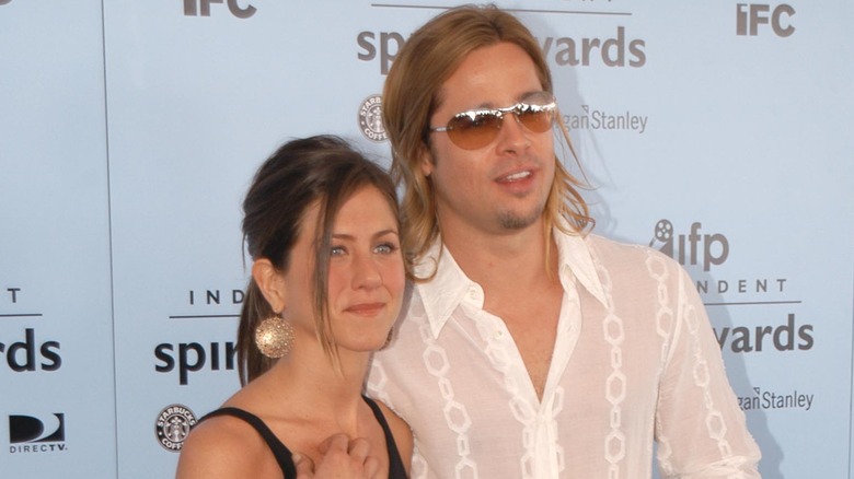 Jennifer Aniston et Brad Pitt posant ensemble