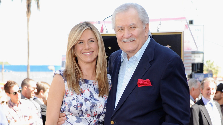 Jennifer Aniston et son père John Aniston souriant et posant