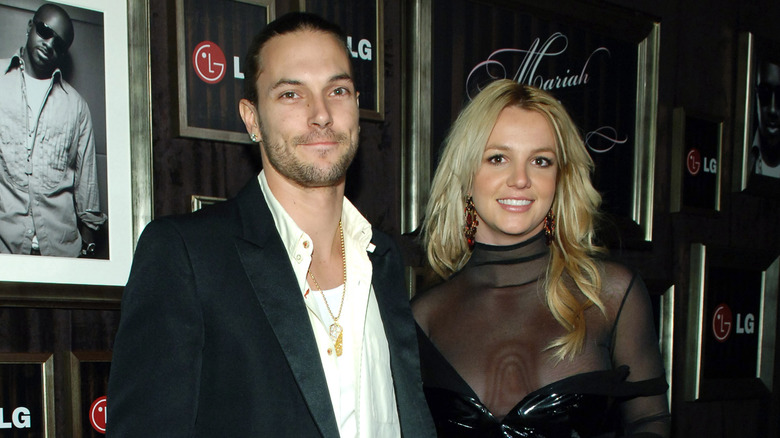 Kevin Federline et Britney Spears sourient