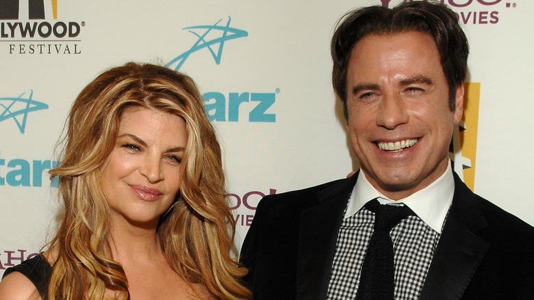 Kirstie Alley posant avec John Travolta