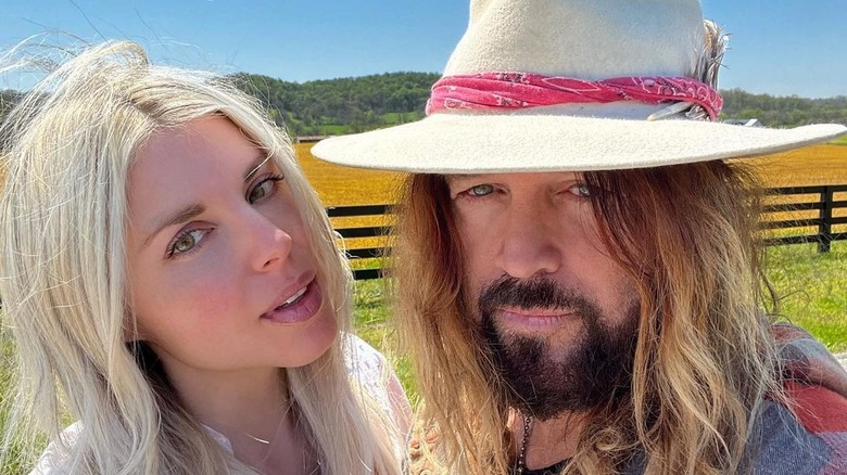 Billy Ray Cyrus et Firerose posant