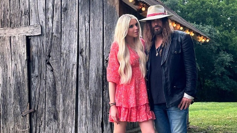 Billy Ray Cyrus et Firerose posent dehors