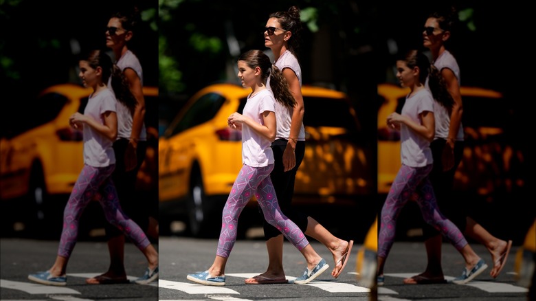 Katie Holmes et Suri Cruise marchant