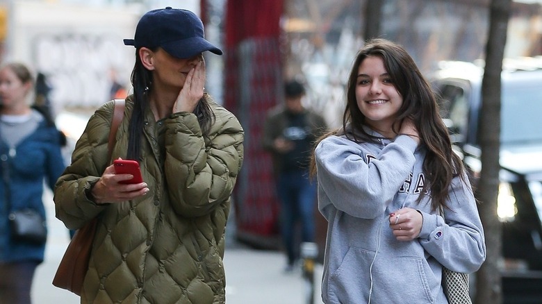 Katie Holmes et Suri Cruise marchant