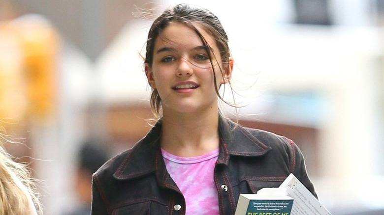 Suri Cruise transportant des livres