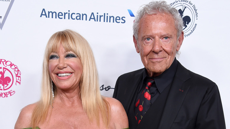 Suzanne Somers et Alan Hamel posant