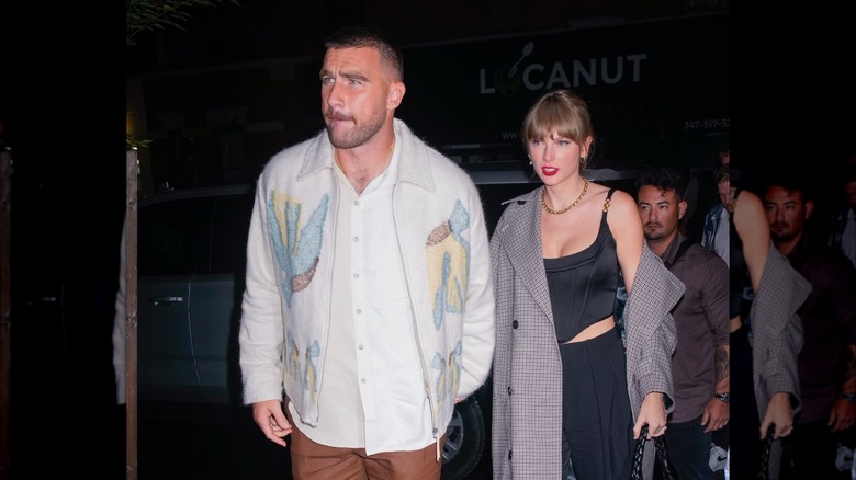 Travis Kelce et Taylor Swift marchant