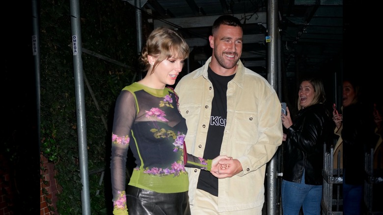 Taylor Swift et Travis Kelce se tenant la main