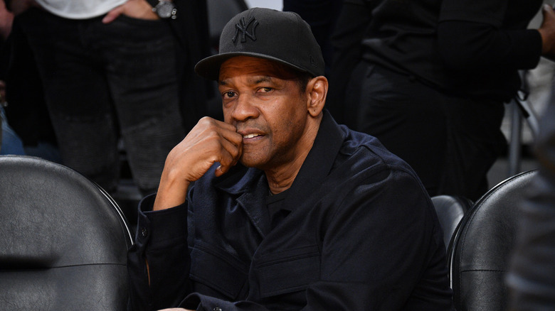 Denzel Washington porte une casquette de baseball