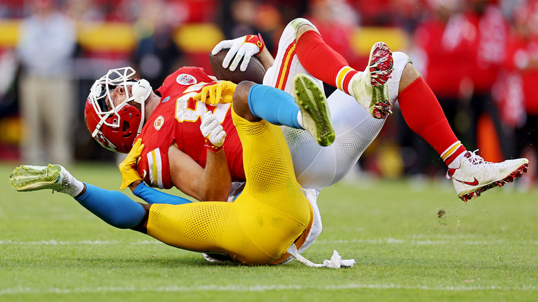 Travis Kelce se fait plaqué par Derwin James