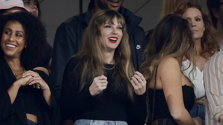 Chemise noire de match de football Taylor Swift