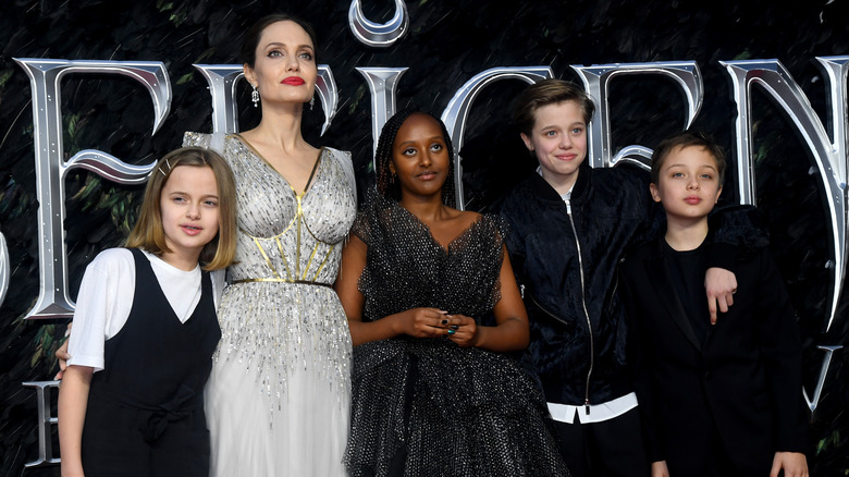 Angelina Jolie posant avec ses enfants