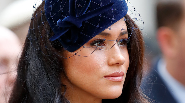 Meghan Markle porte un chapeau