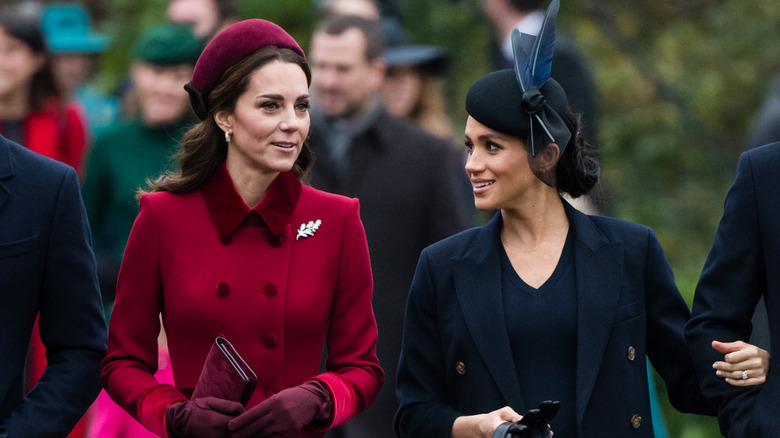 Kate Middleton et Meghan Markle marchant