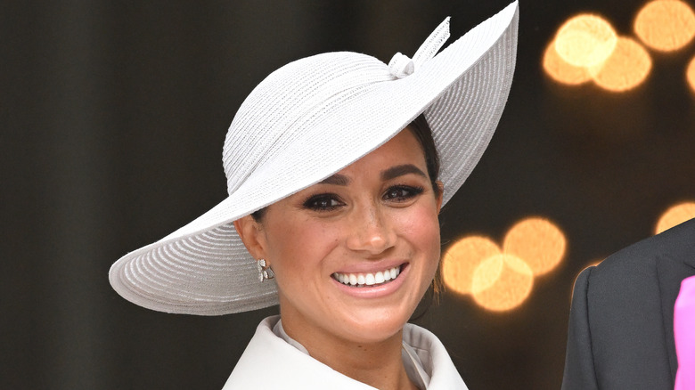 Meghan Markle porte un grand chapeau