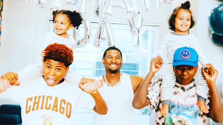 Usher posant avec ses quatre enfants