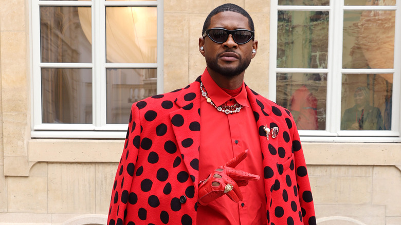 Usher dans une tenue à pois rouges