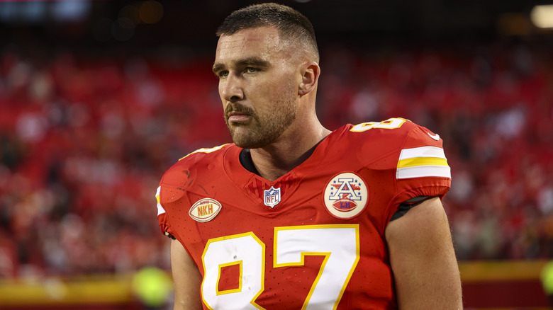 Travis Kelce entre sur le terrain