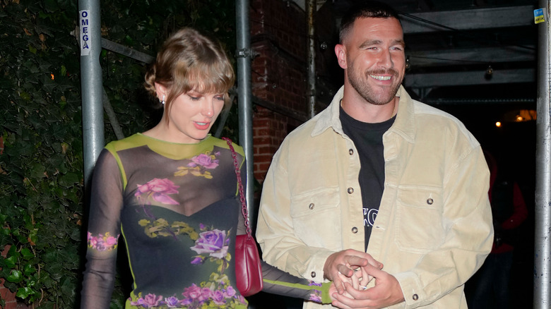 Taylor Swift et Travis Kelce se tenant la main