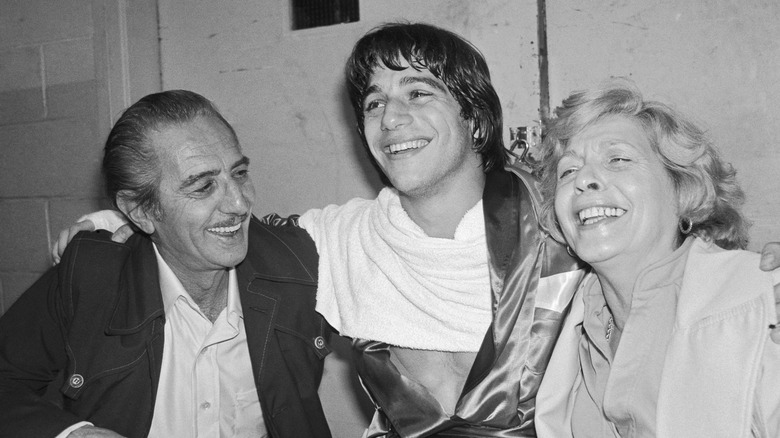 Tony Danza posant avec ses parents