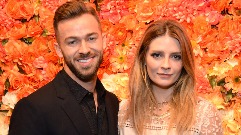 Artem Chigvintsev et Mischa Barton posant