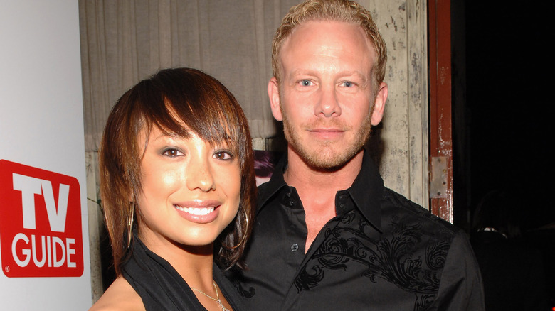 Cheryl Burke et Ian Ziering posant