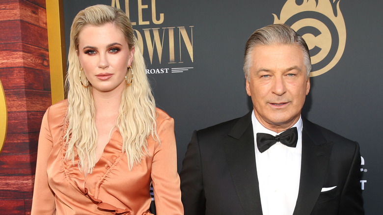 Ireland Baldwin et Alec Baldwin posant