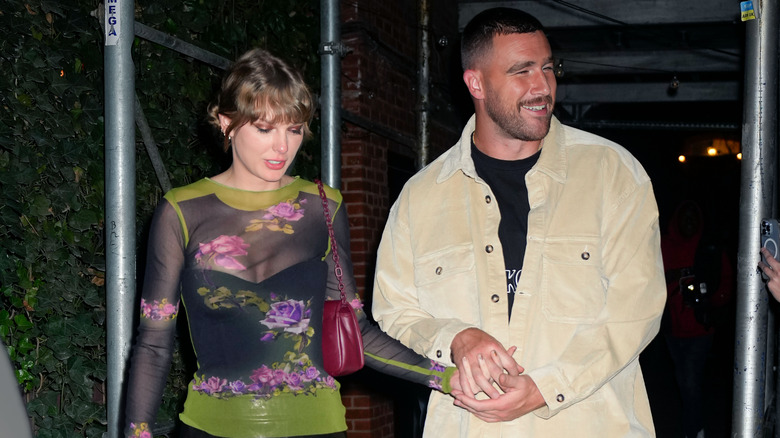 Travis Kelce et Taylor Swift se tenant la main