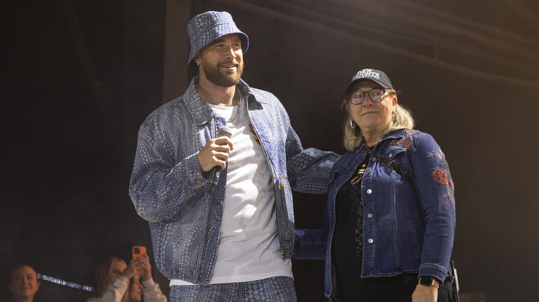 Travis et Donna Kelce posant ensemble