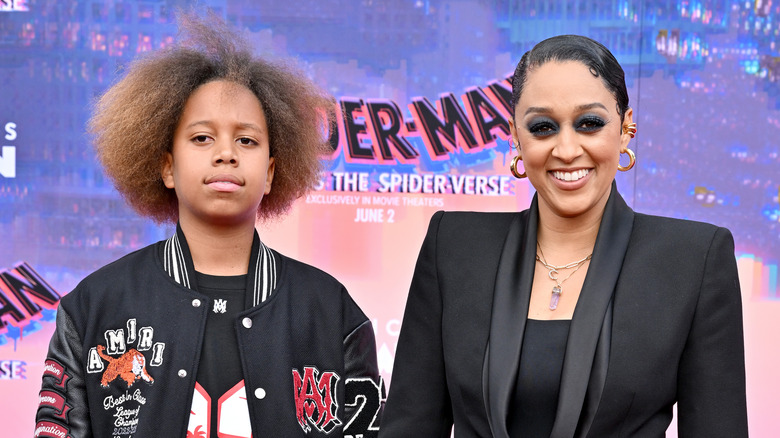 Tia Mowry et son fils posant