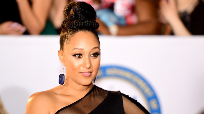 Tamera Mowry posant