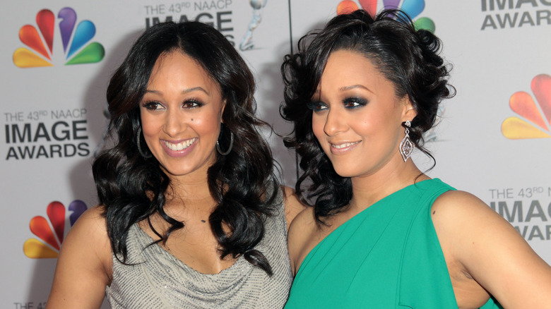 Tamera et Tia Mowry souriantes