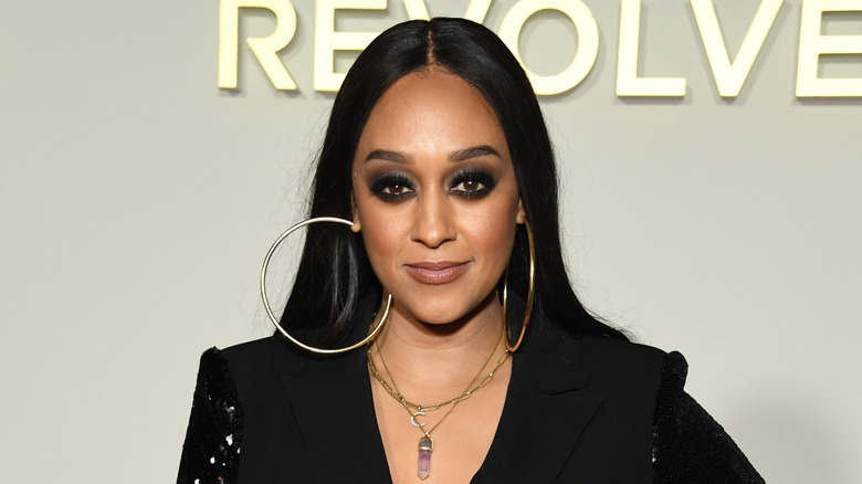 Tia Mowry posant