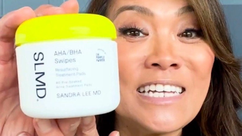 Dr Sandra Lee avec crème pour le visage