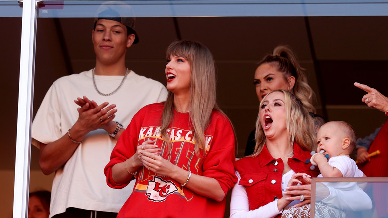 Taylor Swift et Jackson Mahomes regardent le football