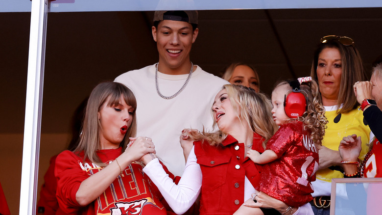 Taylor Swift et Jackson Mahomes regardent le football