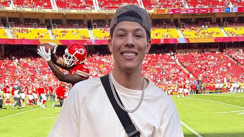 Jackson Mahomes sur un terrain de football