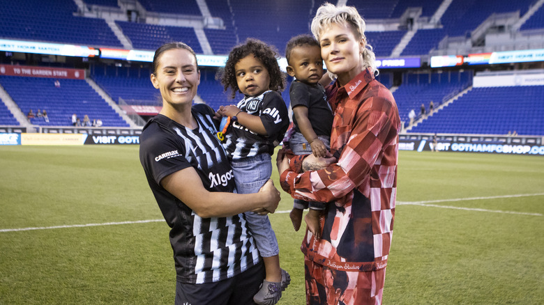 Ashlyn Harris et Ali Krieger avec des enfants