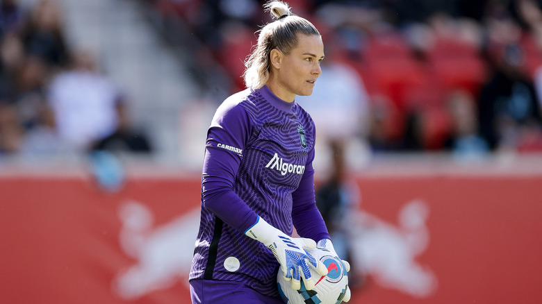 Ashlyn Harris porte du violet