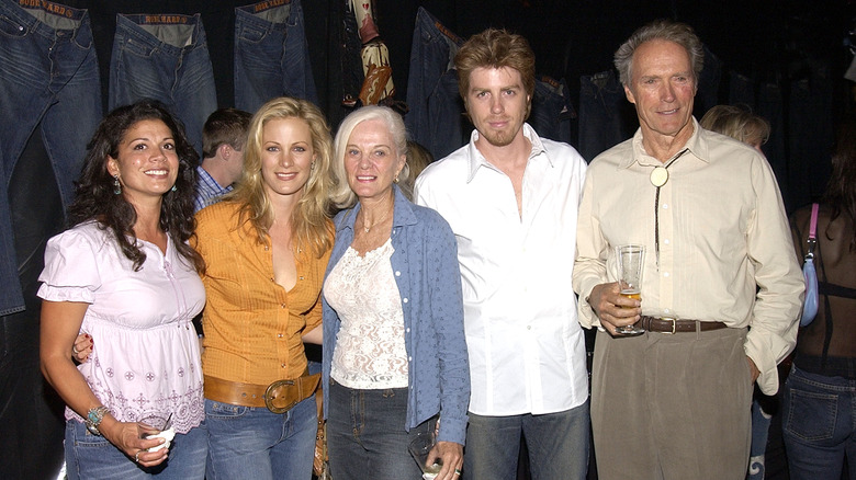 Clint Eastwood souriant avec son épouse Dina Ruiz, sa première épouse Maggie et leurs enfants Alison et Kyle