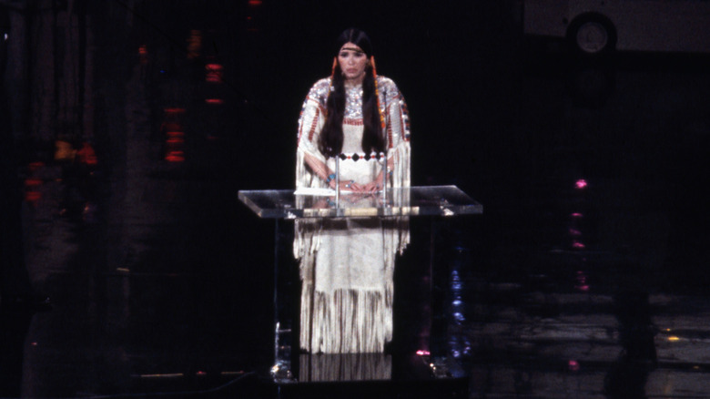 Sacheen Littlefeather s'exprimant sur scène aux Oscars 1973