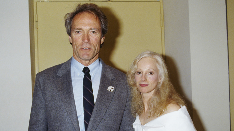 Clint Eastwood et Sondra Locke posant ensemble