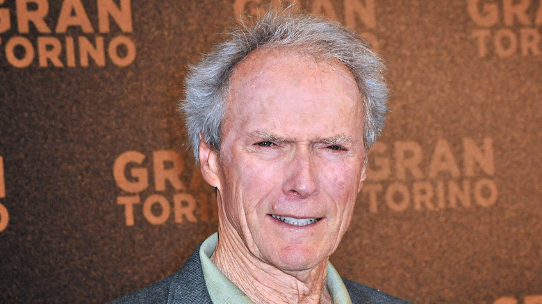 Clint Eastwood plisse les yeux à l'avant-première de Gran Torino