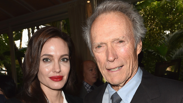 Angelina Jolie et Clint Eastwood souriant ensemble