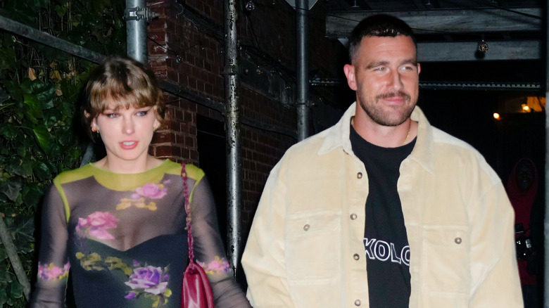 Taylor Swift Travis Kelce souriant