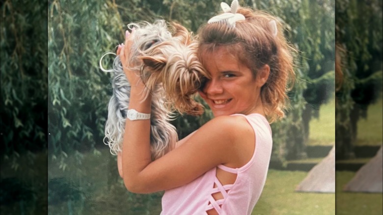 L'adolescente Victoria Beckham tient un chien