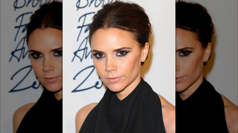 Victoria Beckham avec ses cheveux tirés en arrière