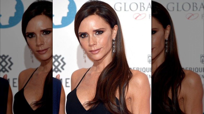 Victoria Beckham porte des boucles d'oreilles brillantes